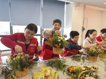 罗湖区木棉岭社区开展志愿者插花疗愈活动