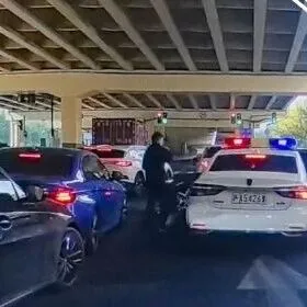 上海一男子盗走正在充电的小车并撞警车逃逸，警方通报