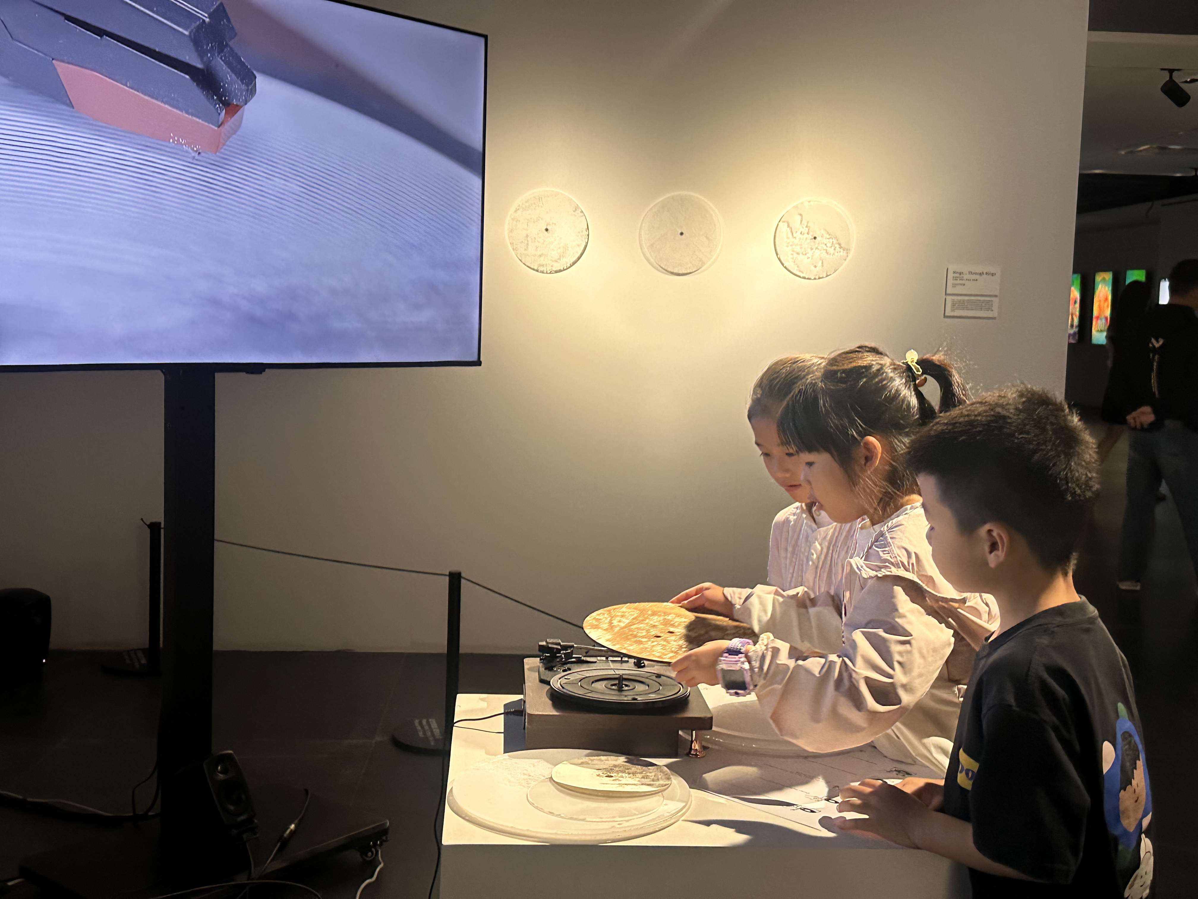 科技与艺术融合！2025深港澳数字设计三城展吸人眼球