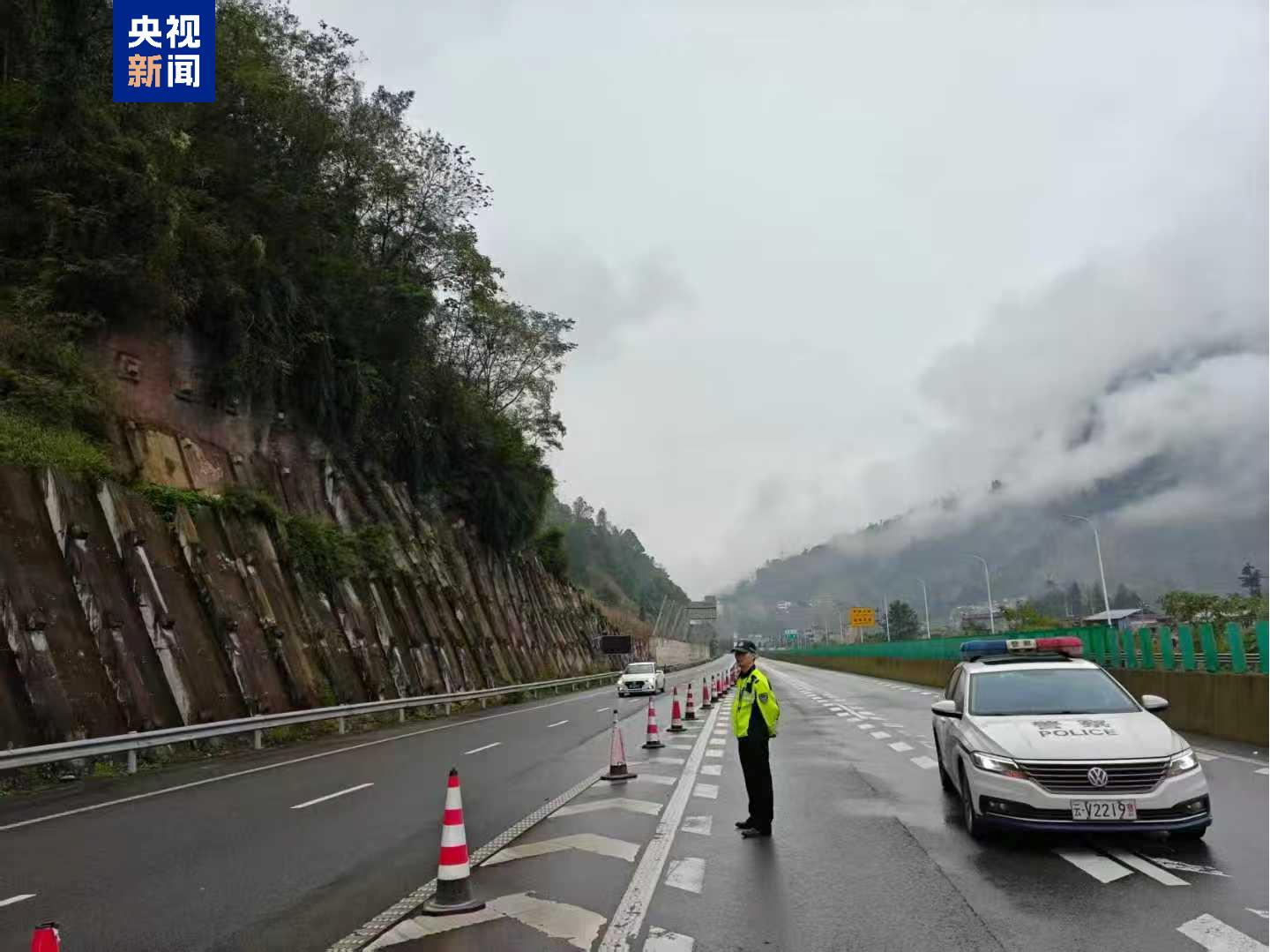 G85银昆高速云南昭通段发生山体落石 昆明至重庆方向交通中断