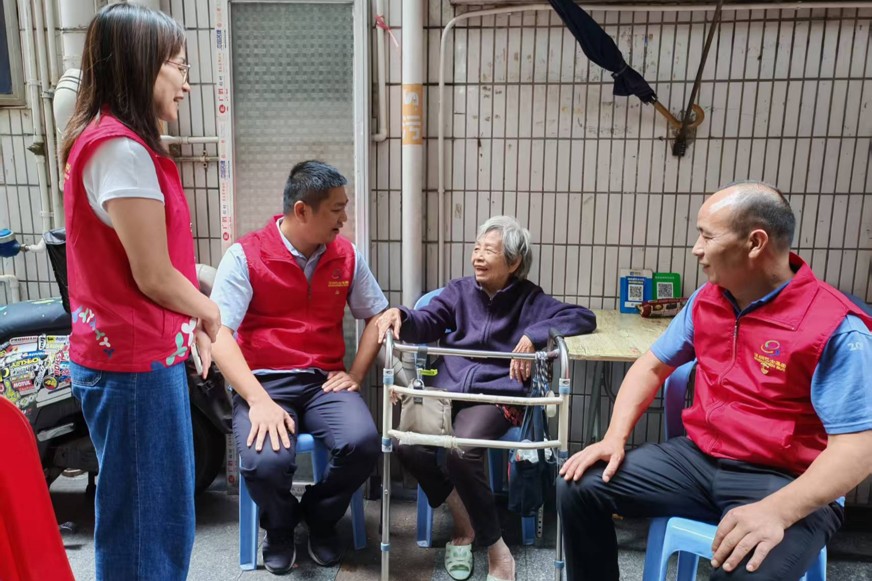 深巴第二分公司党员志愿者为高龄独居老人送温暖