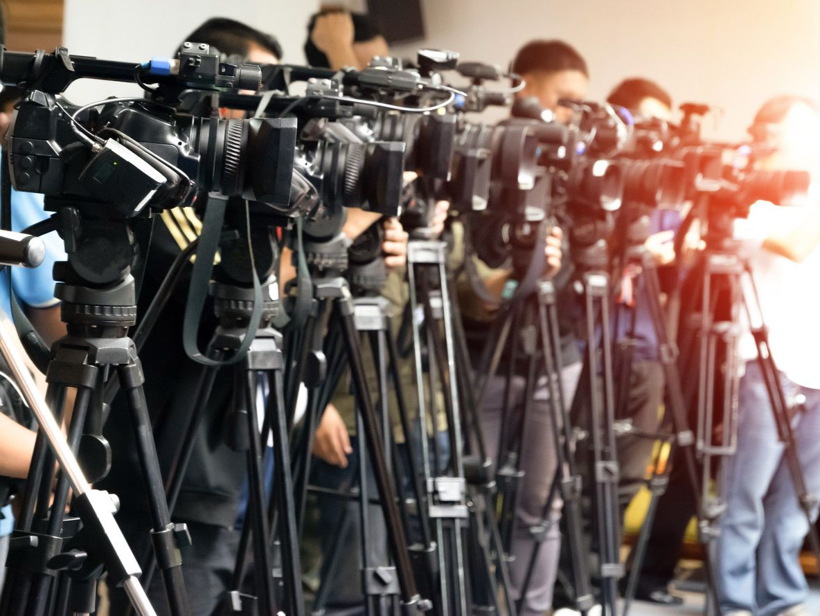 康辉人民日报撰文：新闻人面临前所未有的冲击，但亦是转机 