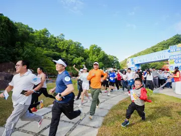 光明玉塘街道举办“玉塘逐光 全运同行”欢乐跑活动
