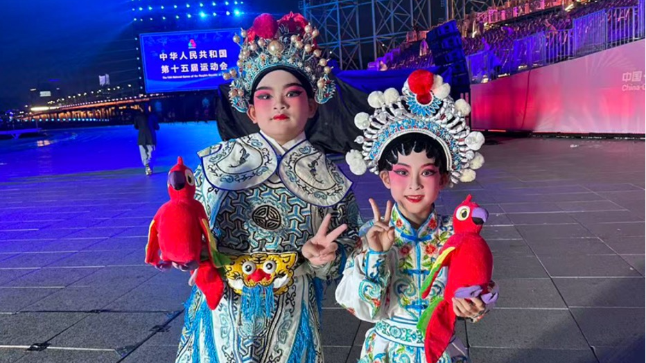 好萌!11岁“龙王”+三年级“小花旦”,宝安娃用粤剧为全运会闭幕式暖场!