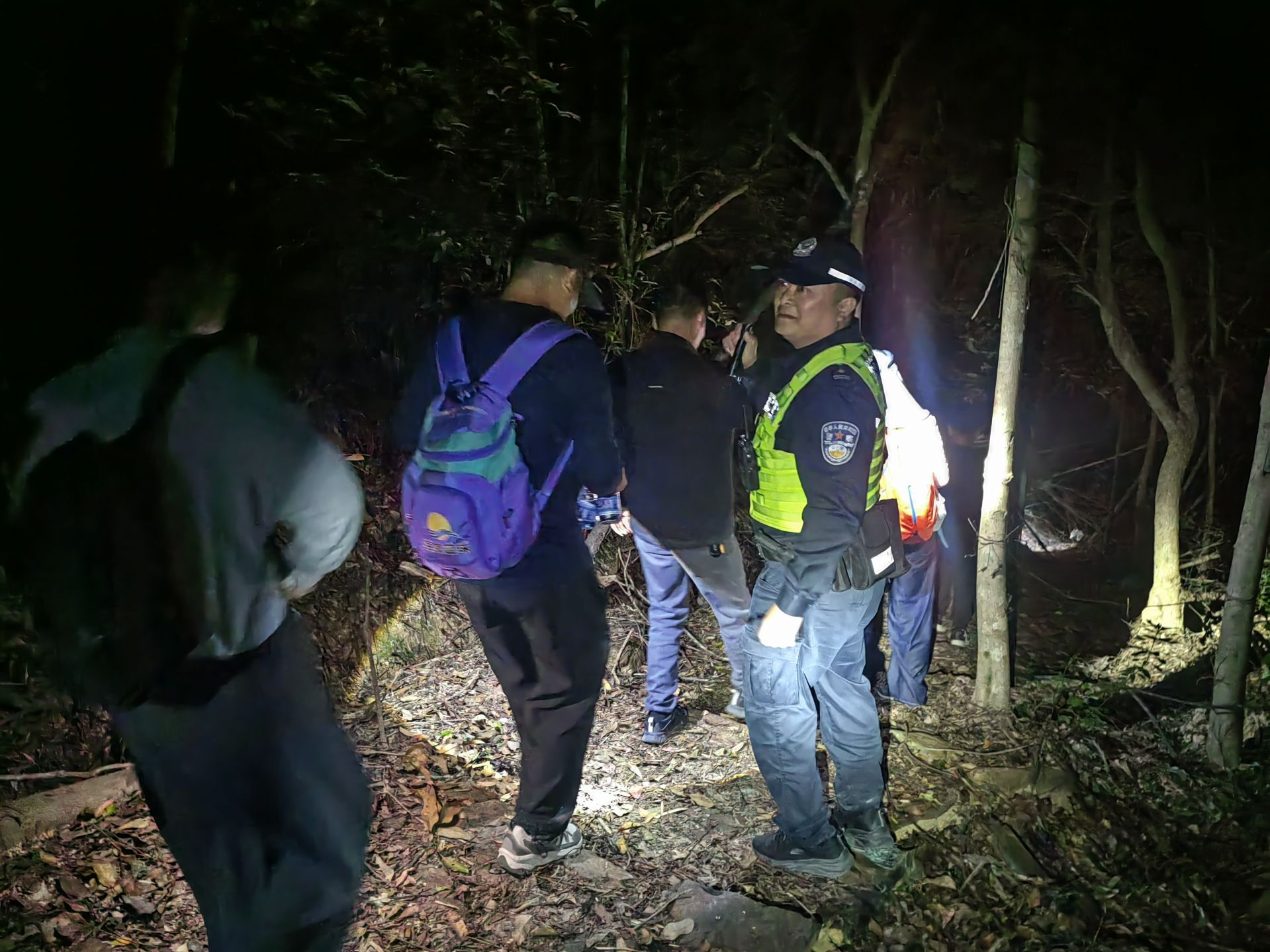 6个家庭16人徒步深山不慎迷路，深汕警方2小时全部找回