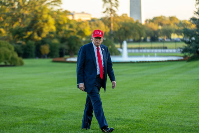 10月5日,在美国首都华盛顿,美国总统特朗普返回白宫。 10月5日,在美国首都华盛顿,美国总统特朗普返回白宫。