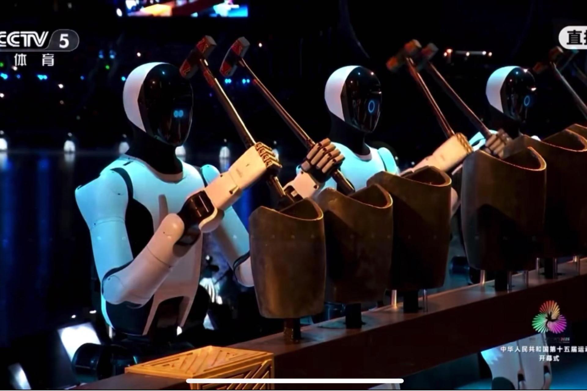 人形机器人首登全运会开幕式！优必选Walker S2奏响千年青铜句鑃