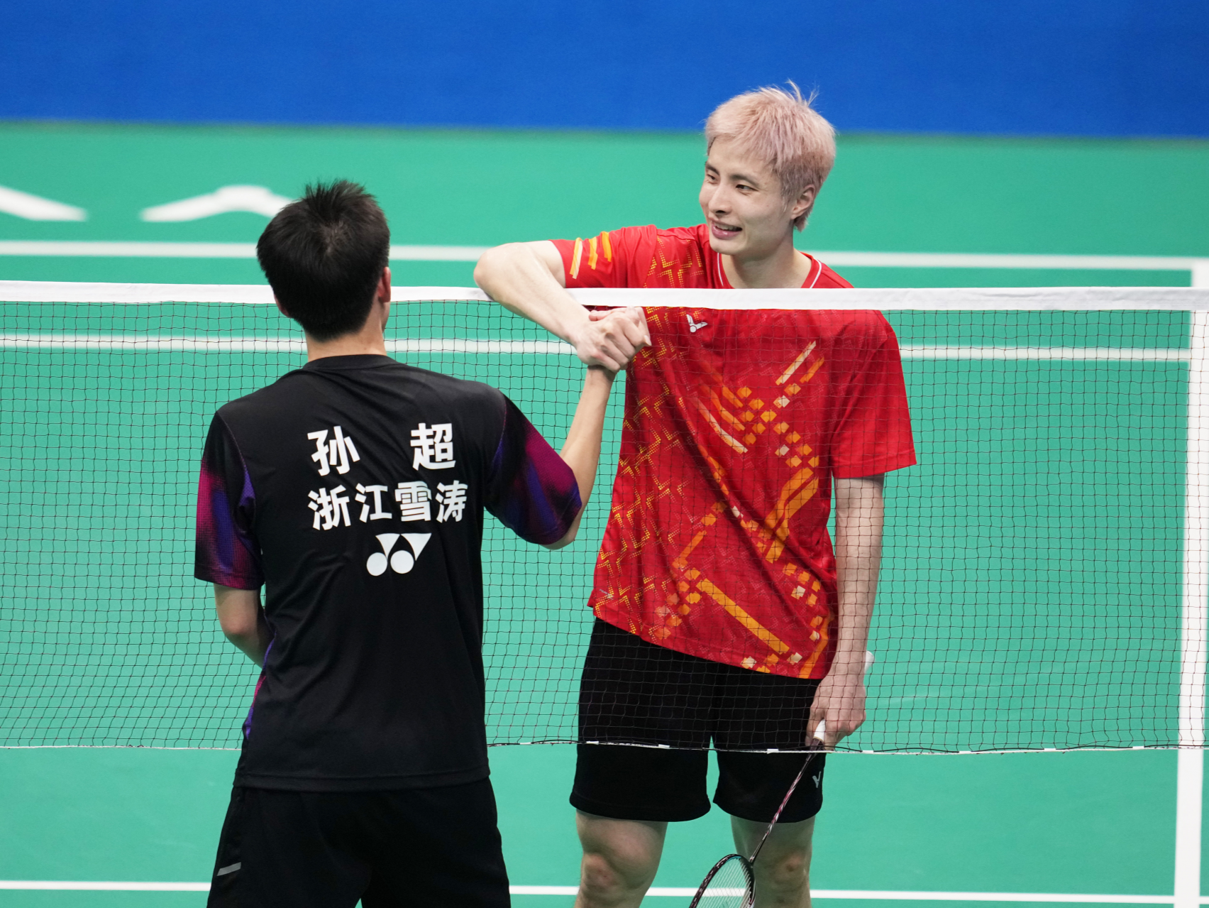 凌晨0时40分的十五运赛场，是一座城市对体育精神的坚守  