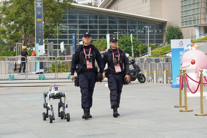 深圳福田公安“机器狼”和“智能哨兵”上岗，护航“十五运”精彩赛事