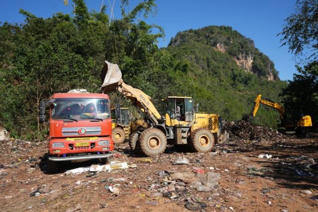 11月29日，当地调配专业人员和机械设备开展垃圾清运工作。