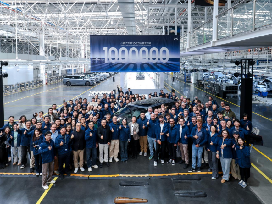 百万台整车下线之际，小鹏携“剪腿版”机器人、X9超级增程登陆广州车展丨车界