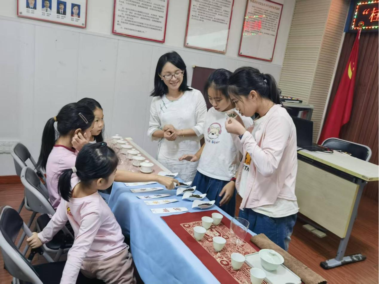 学茶艺、知茶礼,观澜街道桂花社区青少年在茶艺课中传承文化