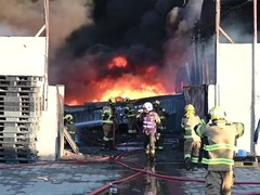 科威特一工厂发生火灾