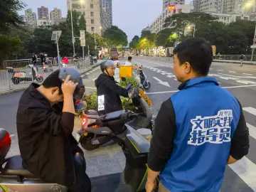 “蓝马甲”护航晚高峰，龙华街道开展交通文明劝导行动