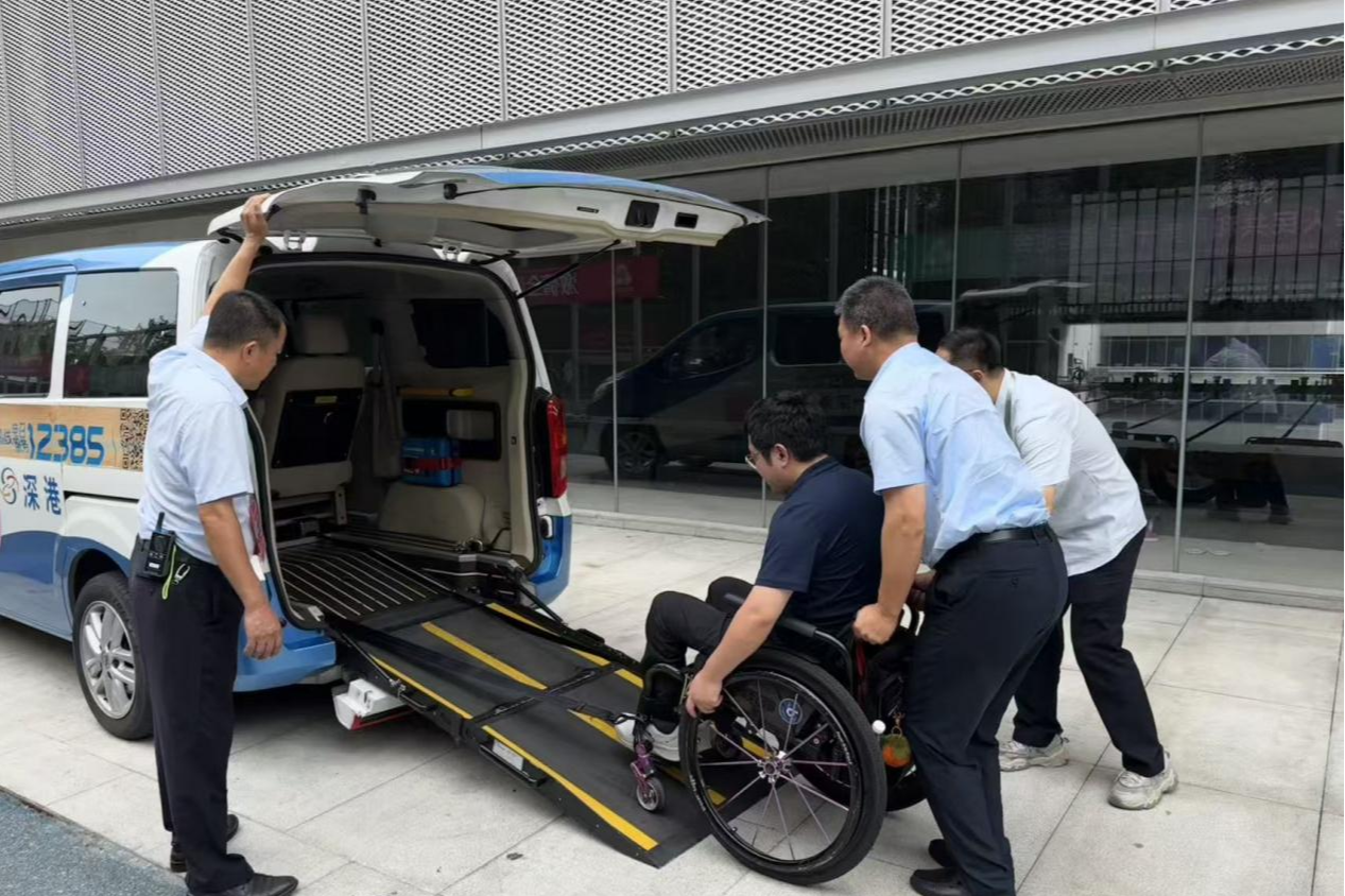 暖心护航十五运!深圳巴士集团工作人员助力残疾运动员顺利出行