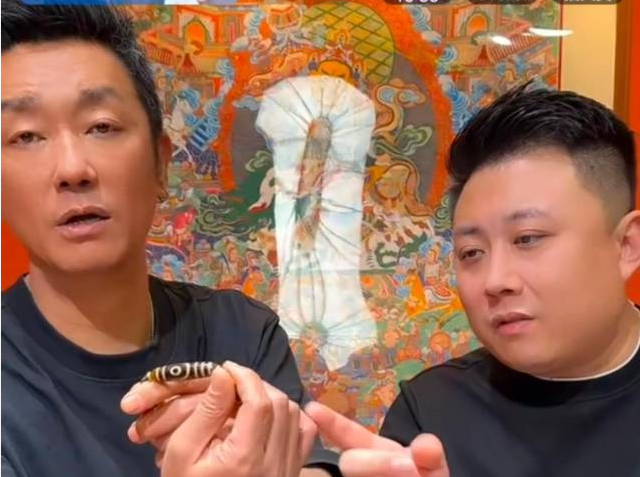 网友举报涉毒艺人含笑直播卖手串，曾参演《狂飙》后道歉并被删戏份