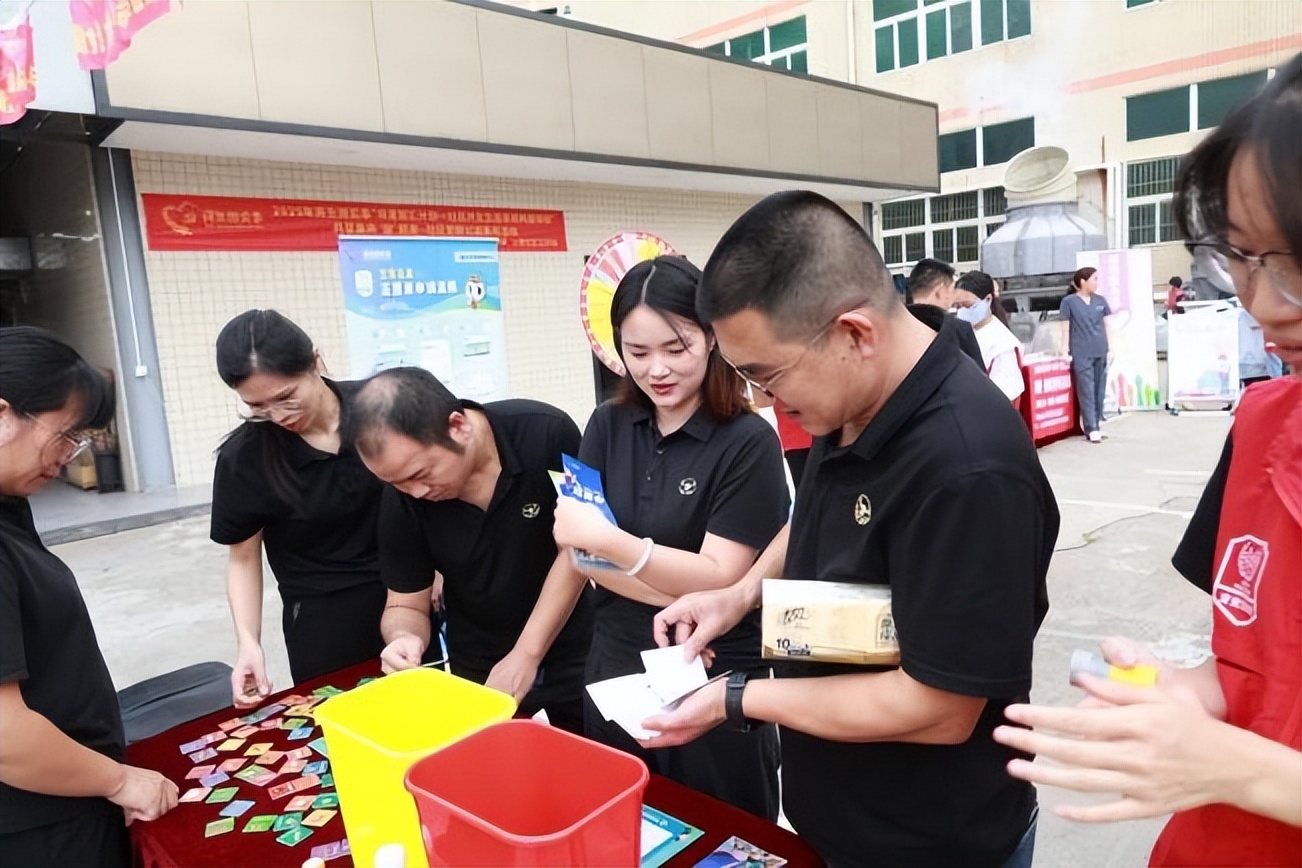 石岩上屋社区:党群集市入园区,便民暖心添活力