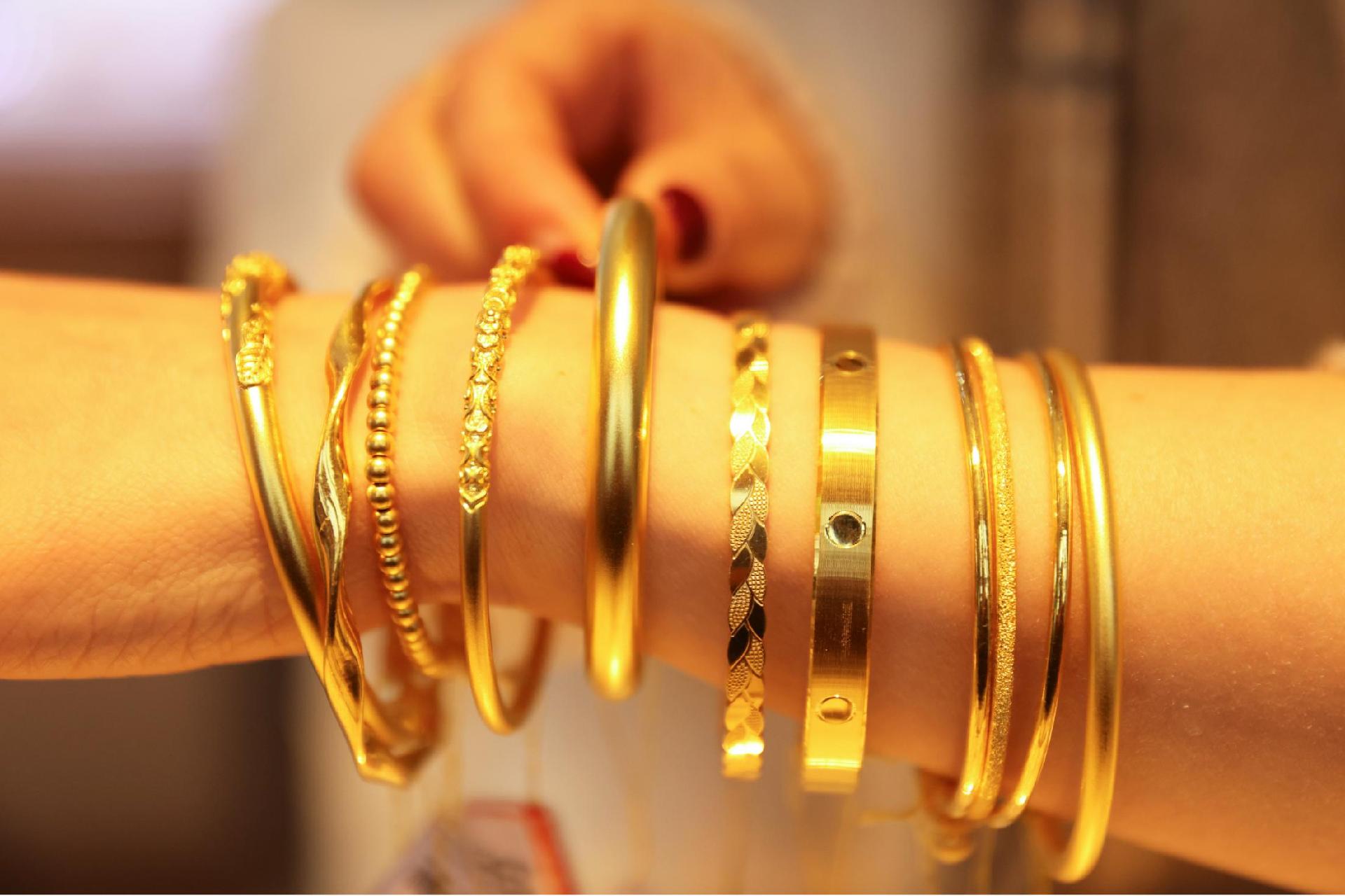 黄金交易税收新规落地，国内金饰克价大幅上调！对个人购金有何影响？