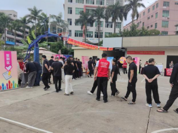 石岩上屋党群集市进园区 理发缝衣暖到心坎里