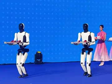 毫米级操作+全场景开挂 ！Walker S2机器人的全运会新体验