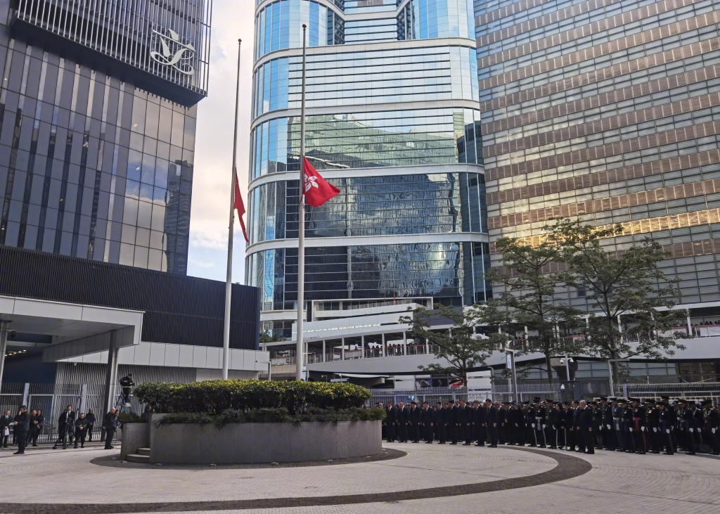 香港特区政府为大埔火灾遇难者举行悼念活动 