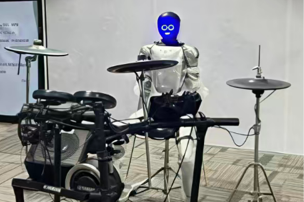 晶报特别报道|机器人弹吉他,机器狗打CS!高交会上,这群福田机器人实力“圈粉”