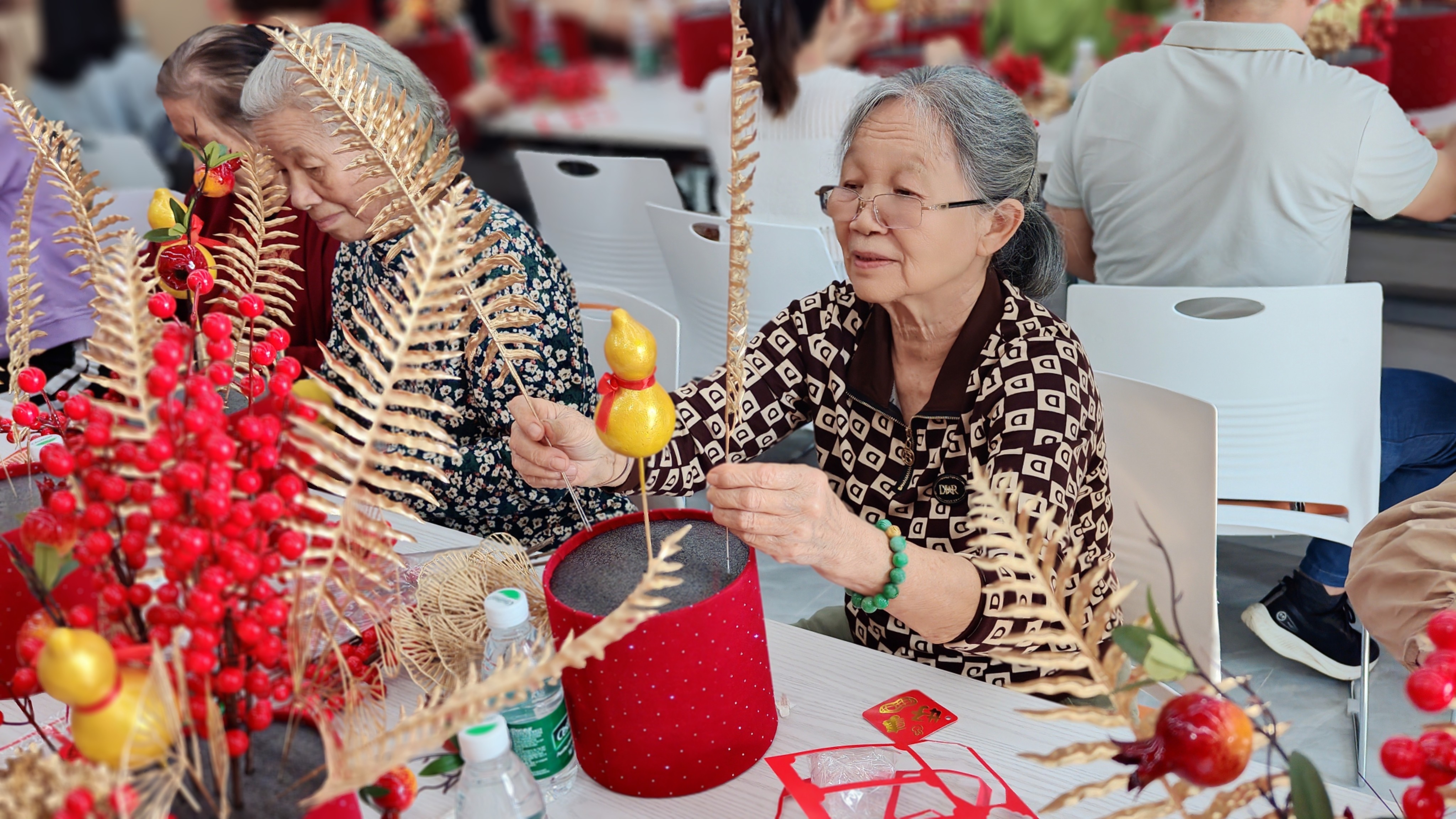 西丽街道大磡社区开展“指尖生花·耆乐满篮”创意花抱桶DIY活动