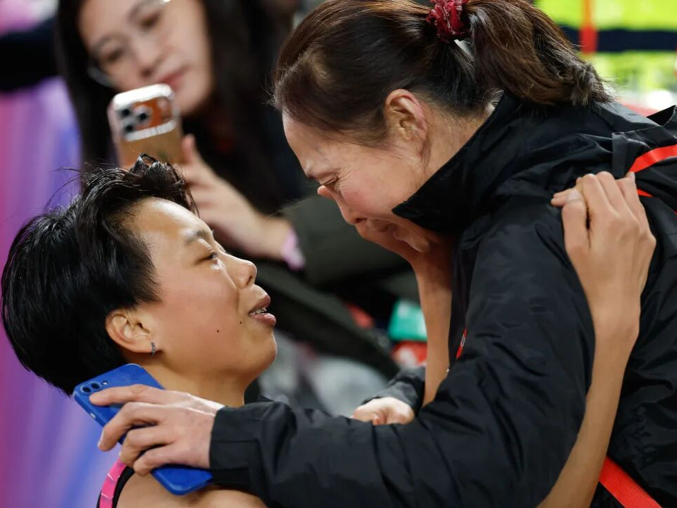 三岁半开始，妈妈就给她定好了早晨6点的闹钟…… 