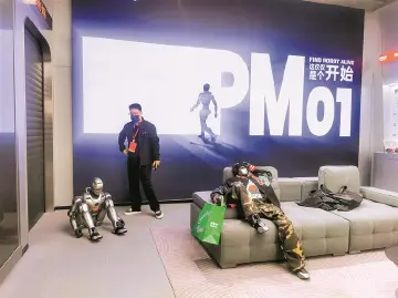 赛博售货员、3D打印机、AI会客厅……深圳商圈刮起“最炫科技风”