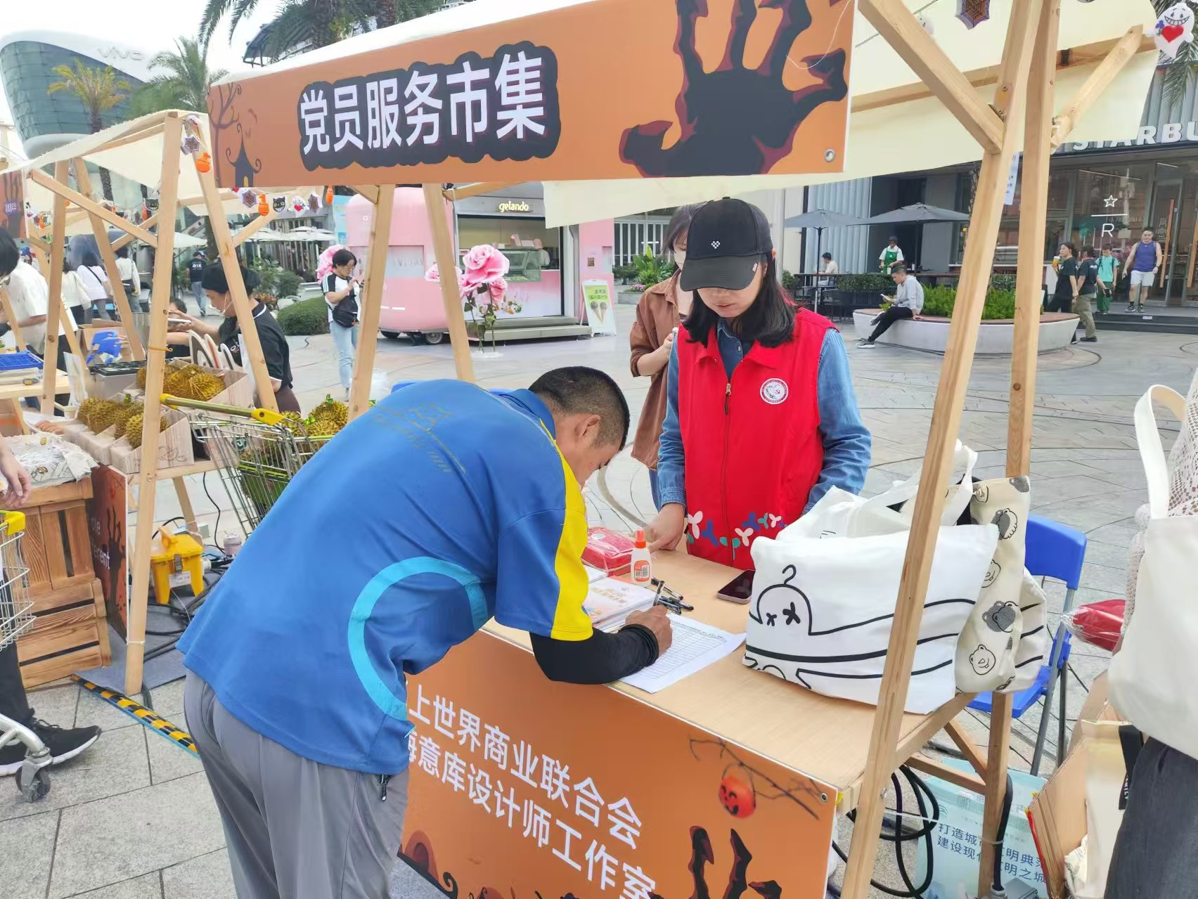 招商街道水湾社区开展新业态群体关爱活动