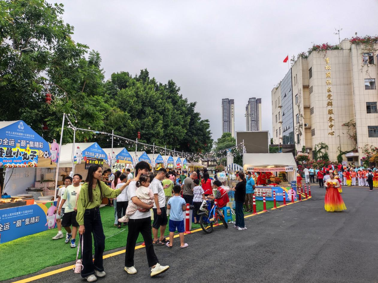 公明街道李松蓢社区200余名群众文体展演助力U20赛事