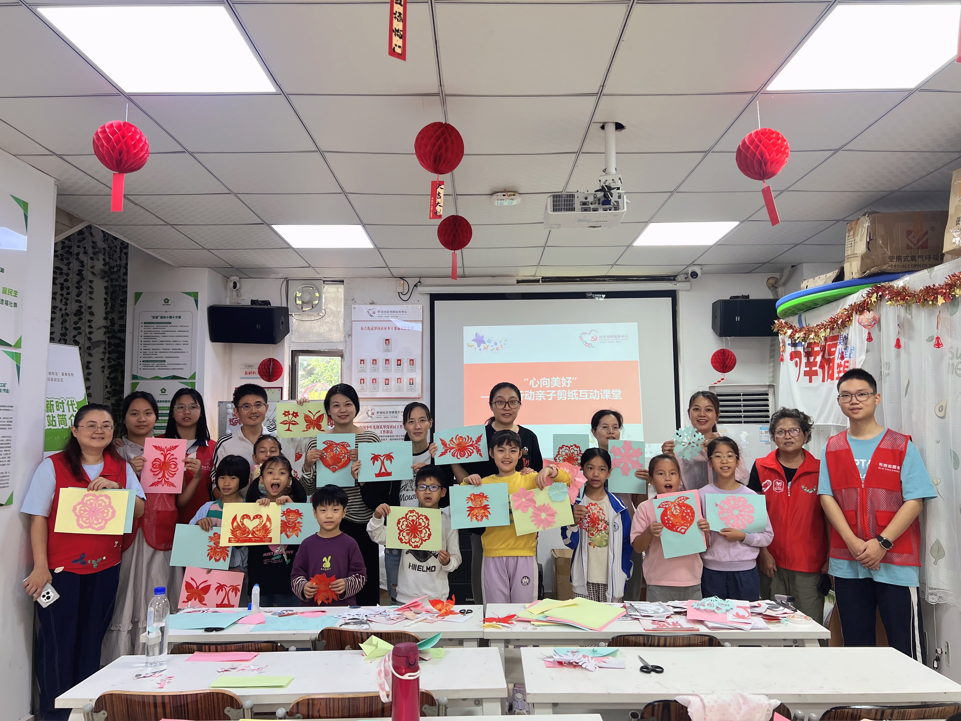 动手又走心！布吉街道罗岗社区亲子剪纸课堂让陪伴更有温度
