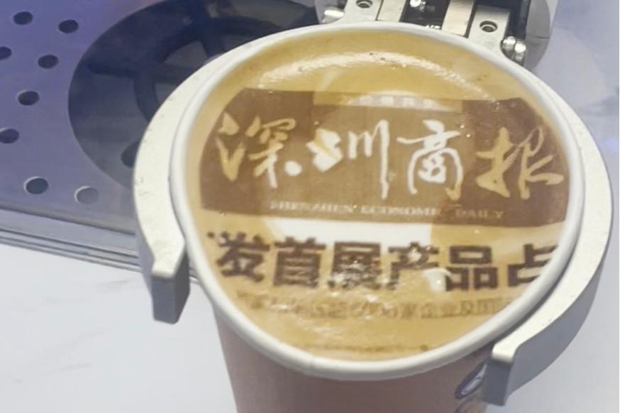 AI咖啡机器人90秒画出《深圳商报》头版！中国AI机器人成为高交会上最靓的仔