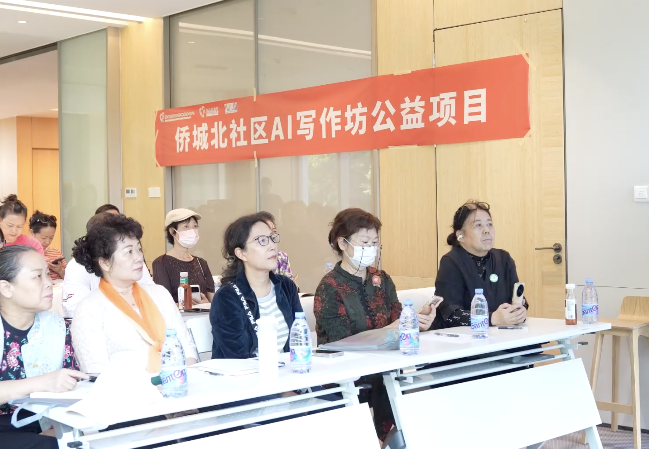 《侨城北记忆》AI写作课首次开讲,助力老年居民“存档”时光