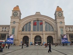 国铁武汉局加大运力迎网购高峰