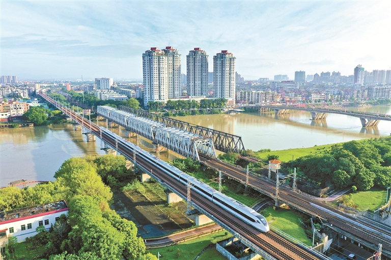 广深铁路I、Ⅱ线提质工程全面完成
动车今起最高按时速200公里运行