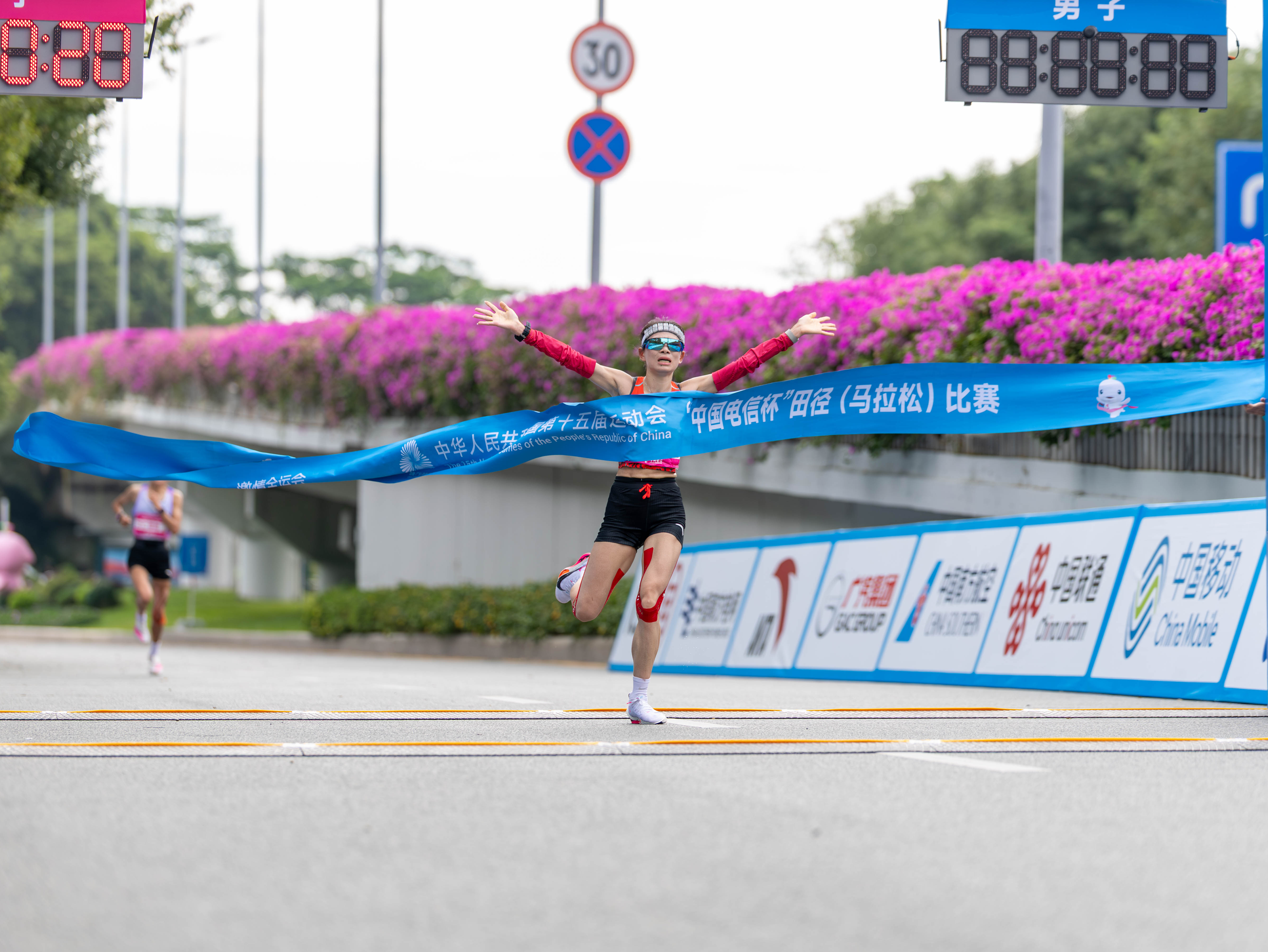 图集|全运会首个跨境马拉松 张德顺获得女子冠军