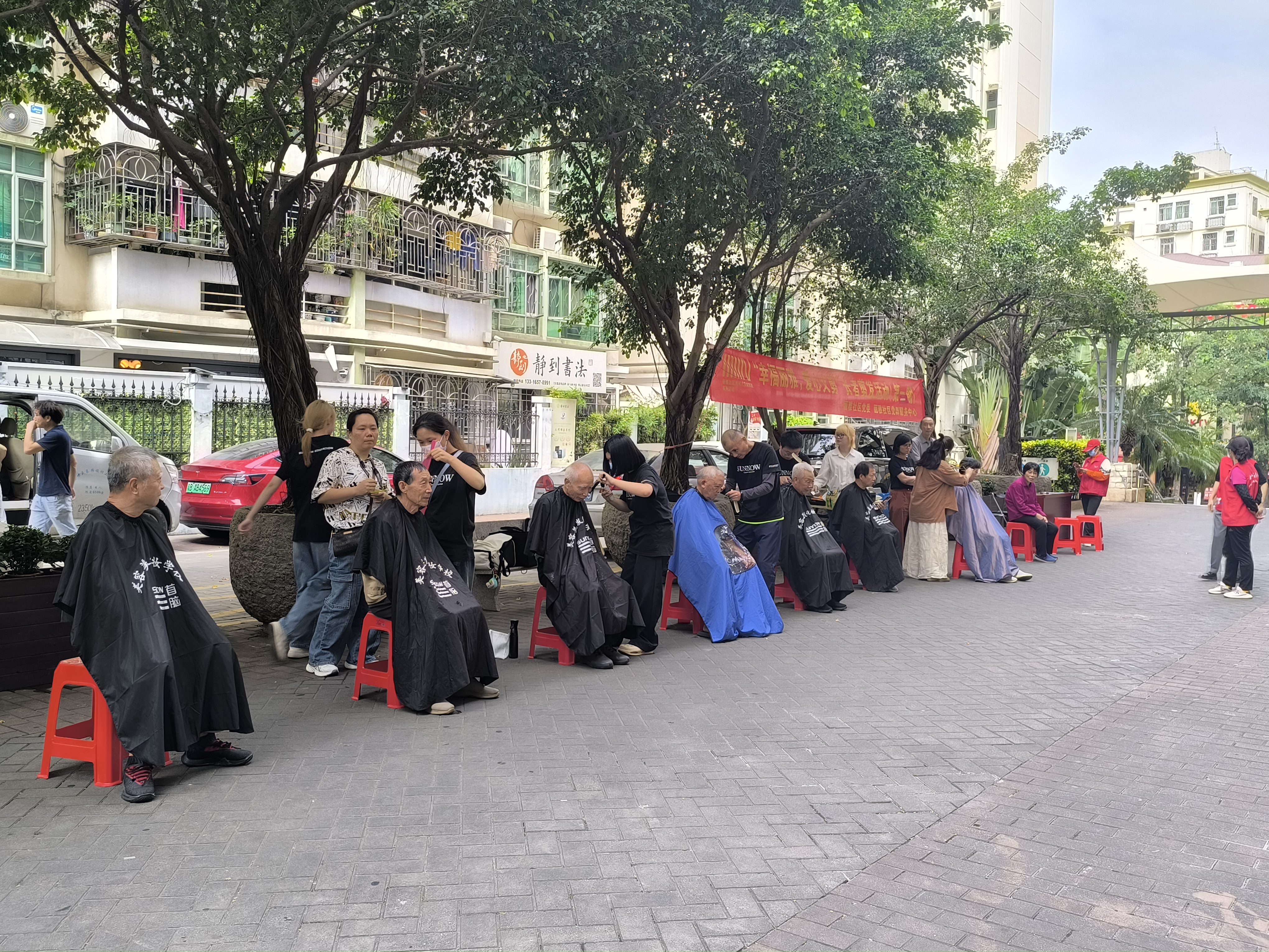 南山丽雅社区开展长者义剪活动