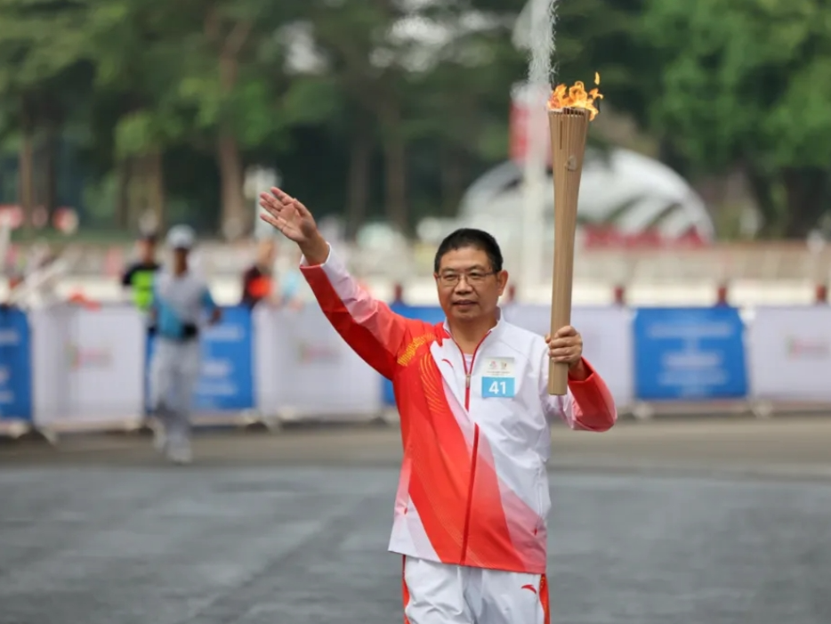 广州火炬传递第41棒+广深高速志愿者守护，广东交通人倾情十五运会