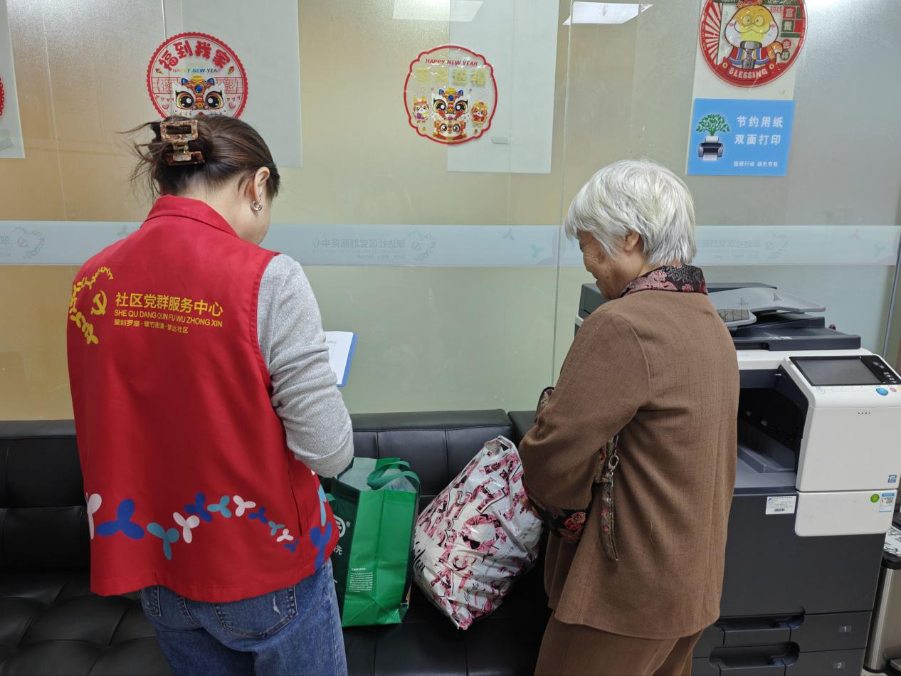 罗湖区翠达社区开展“暖冬助童”活动，爱心物资跨越千里暖童心