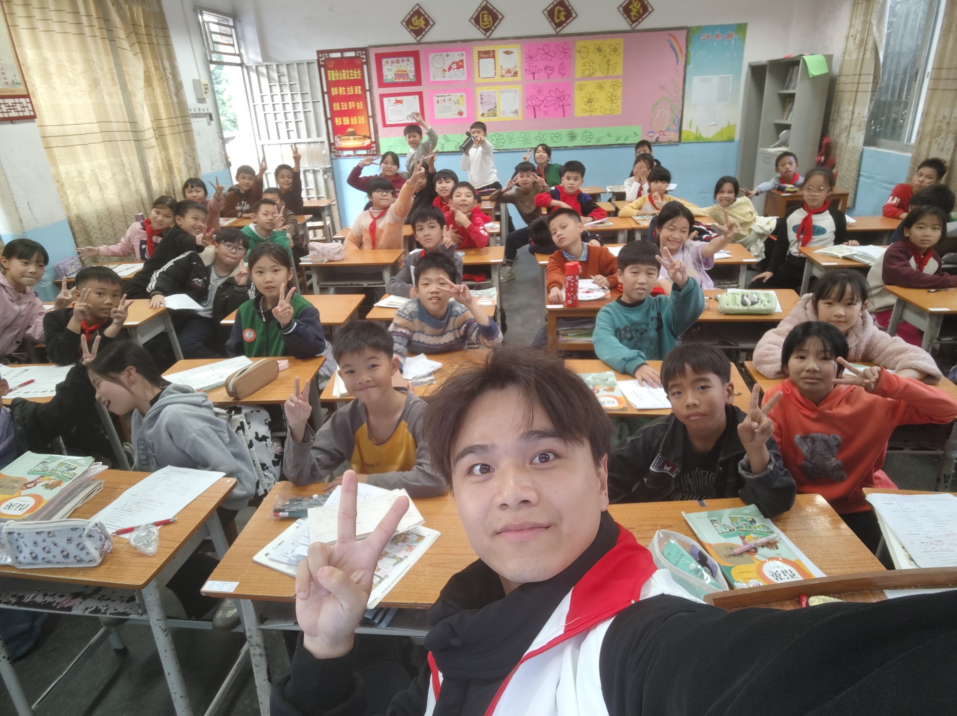 在乡村的广阔天地中，广东“00后”以奋斗致青春