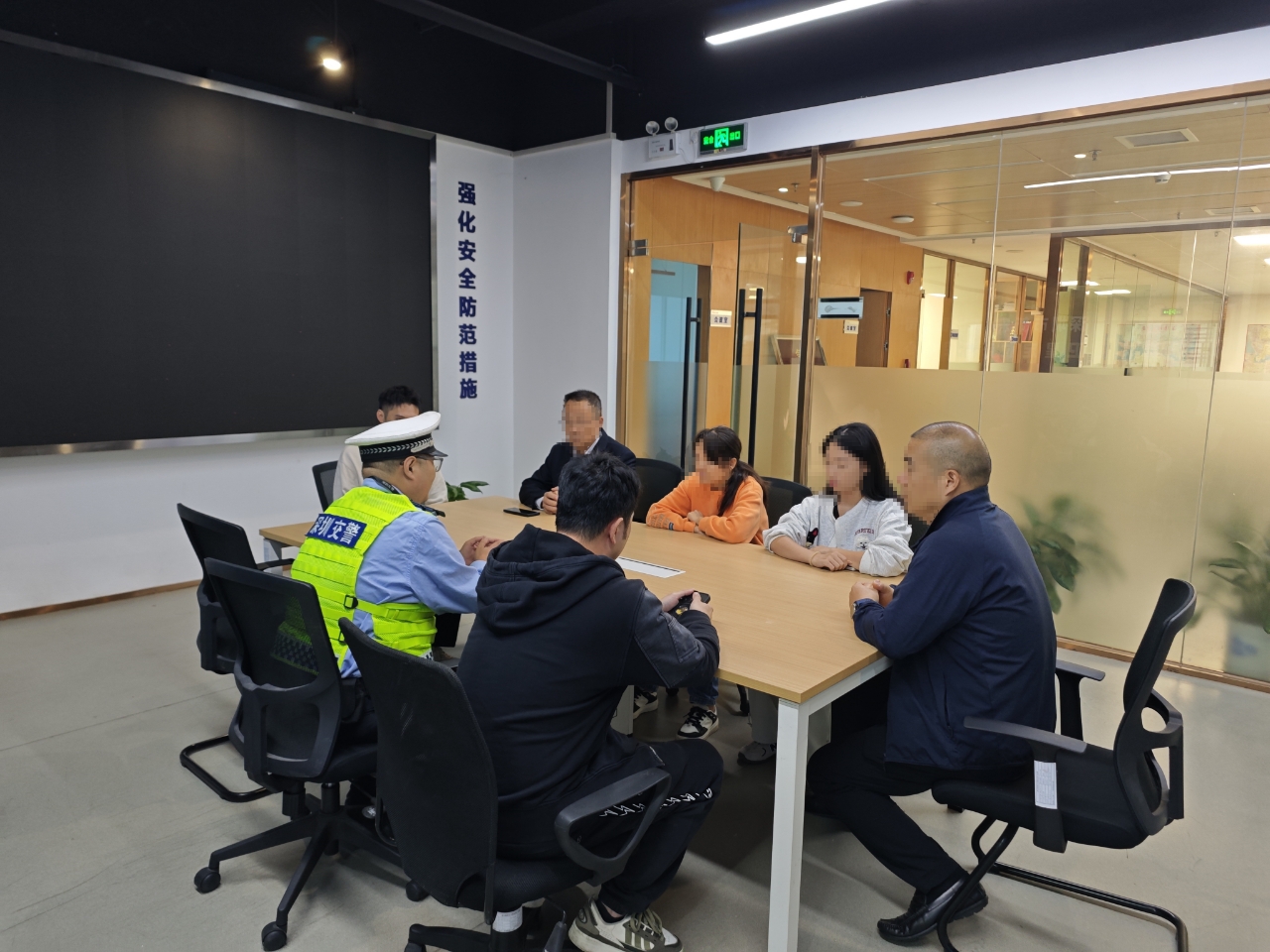 罗湖交警走进公交总站 筑牢交通安全防线