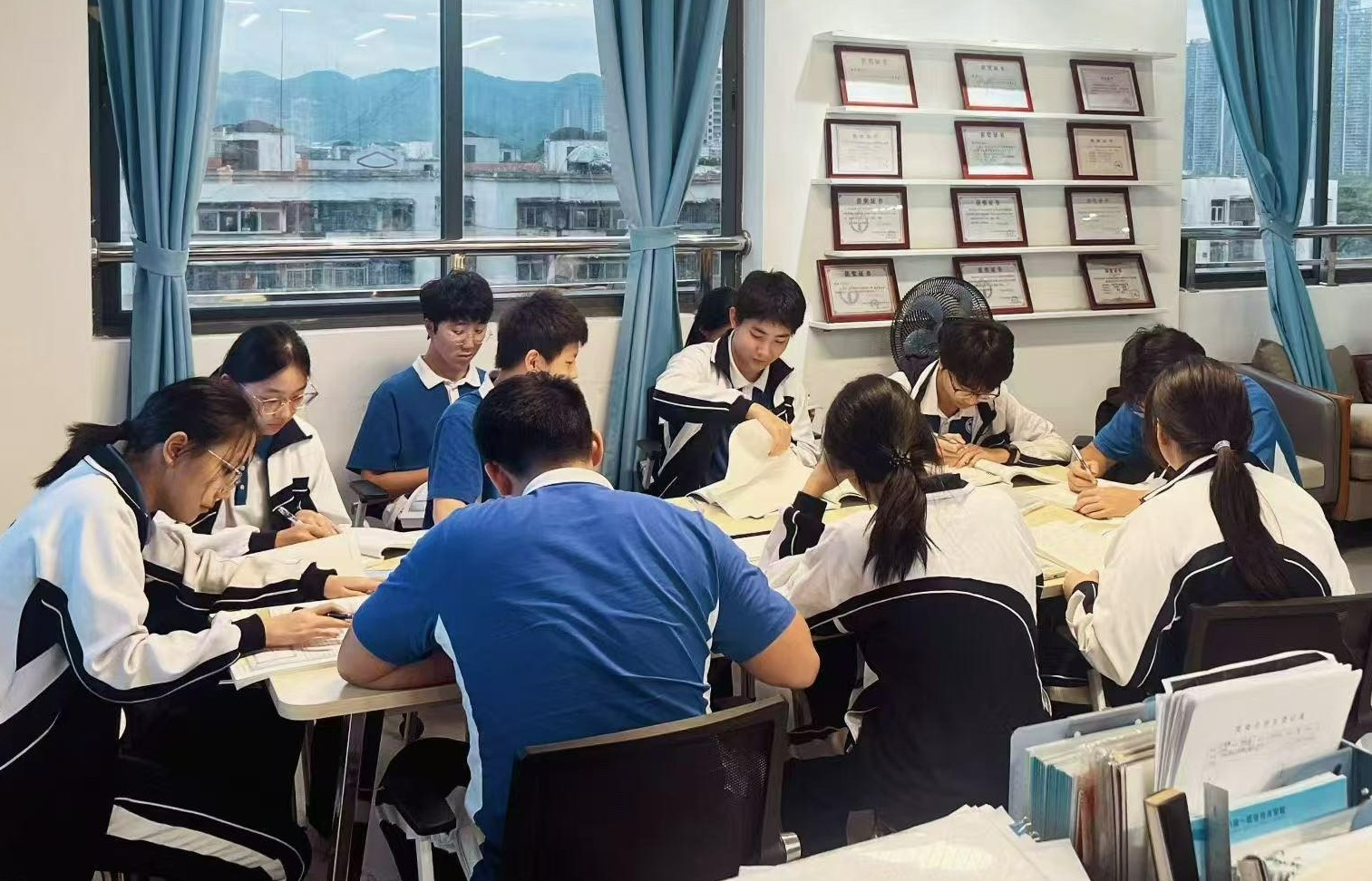 （已发见报 替换图片）深圳首届中本贯通班开学两月  学生在“减负”与“加压”间探寻成长新路径