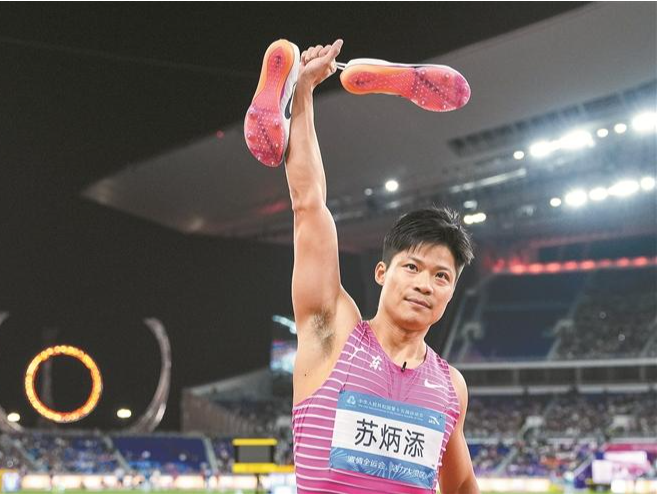 参加男子4×100米接力决赛后，“亚洲飞人”苏炳添正式宣布“挂靴”：  “我将帮助更多喜欢短跑的孩子实现梦想”