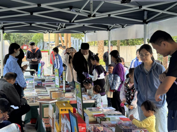 莲塘街道联合罗湖图书馆、深圳书城携手办“市集”“送好书”