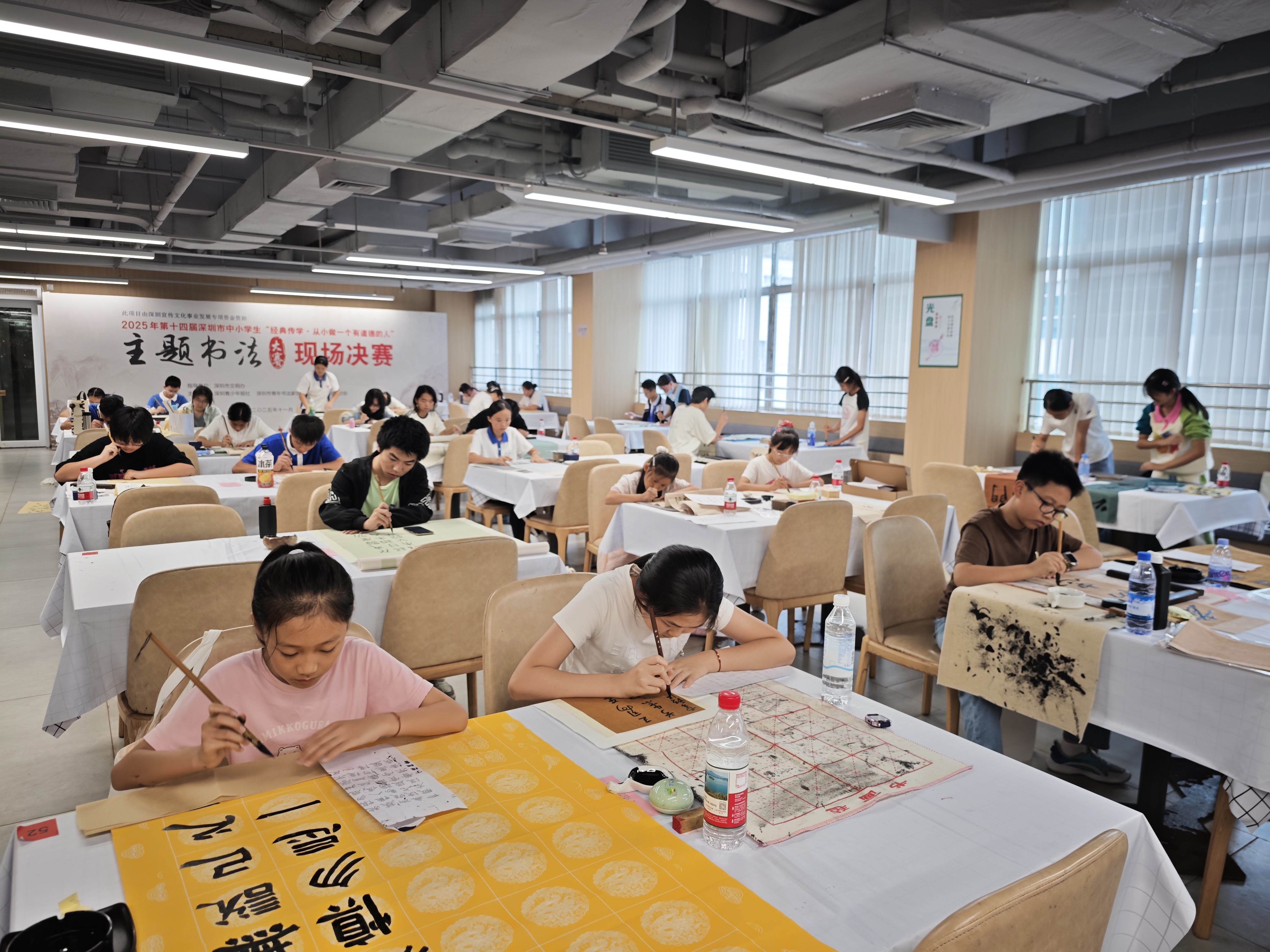 经典传学！2025深圳市中小学生主题书法大赛迎来现场决赛