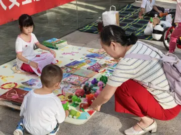 翠竹街道木头龙社区跳蚤集市热闹开集，邻里共享乐融融