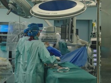 杂交手术室里的 “拆弹战”！深圳二院血管外科抢救腹主动脉瘤破裂患者