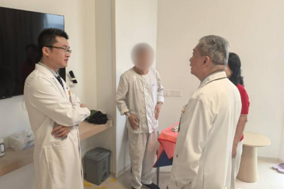 重度阿尔茨海默病老人,腹腔粘连、血液不易凝、肿瘤紧挨“膈肌”!手术如何下手?