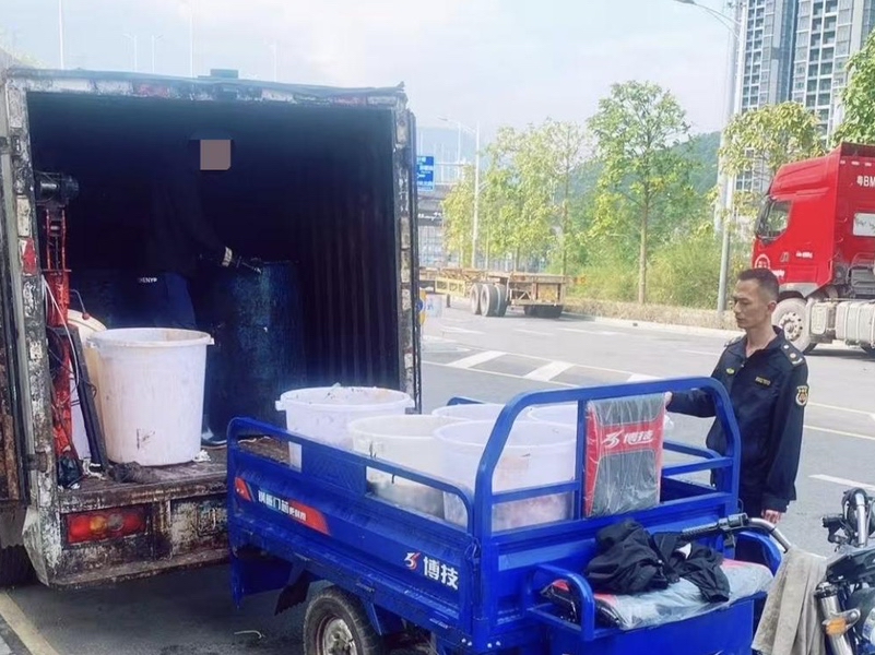 高架桥下传来异响？坪山碧岭街道执法队直捣“地沟油”黑窝点